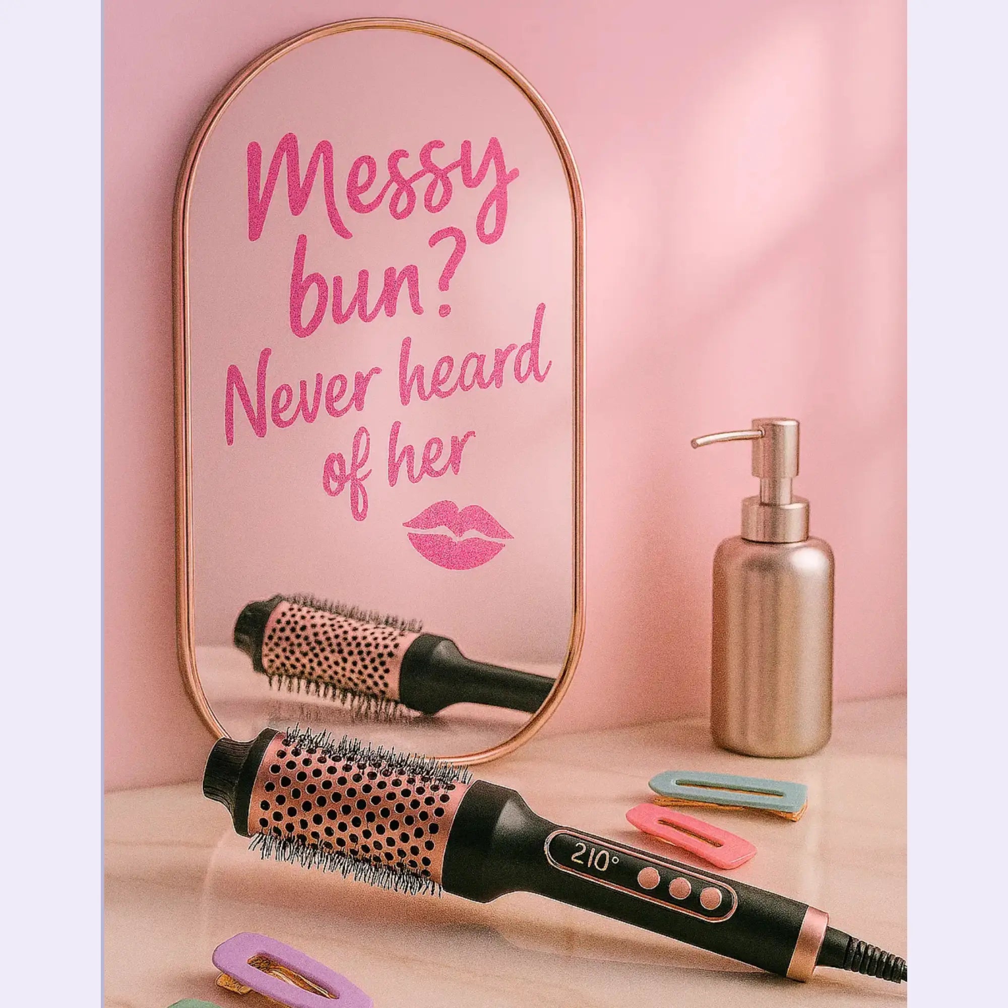 Glowboost Warmluftbürste auf Schminktisch mit Spiegel und Slogan Messy bun? Never heard of her – Stylewave Produktbanner